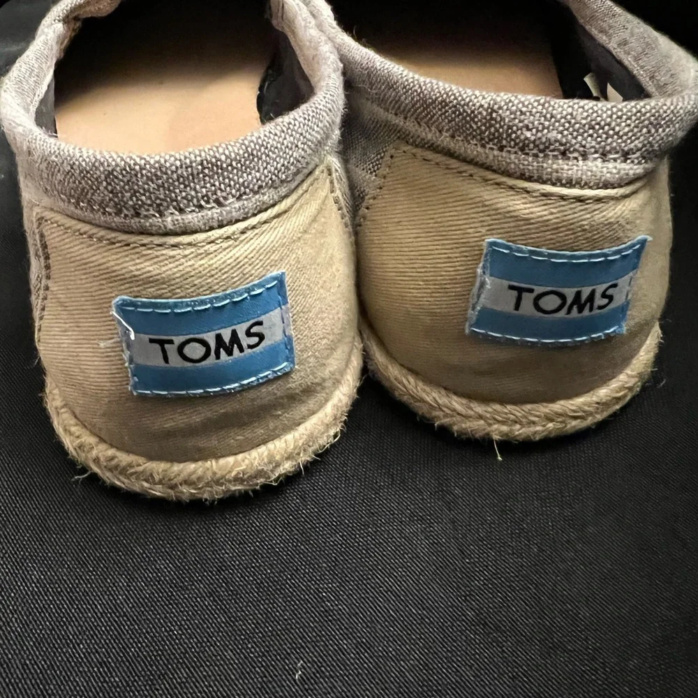 Toms-Beige stripe w/Rope bottom- Size:7, Pre-Owned, Small red spot on‎ top.